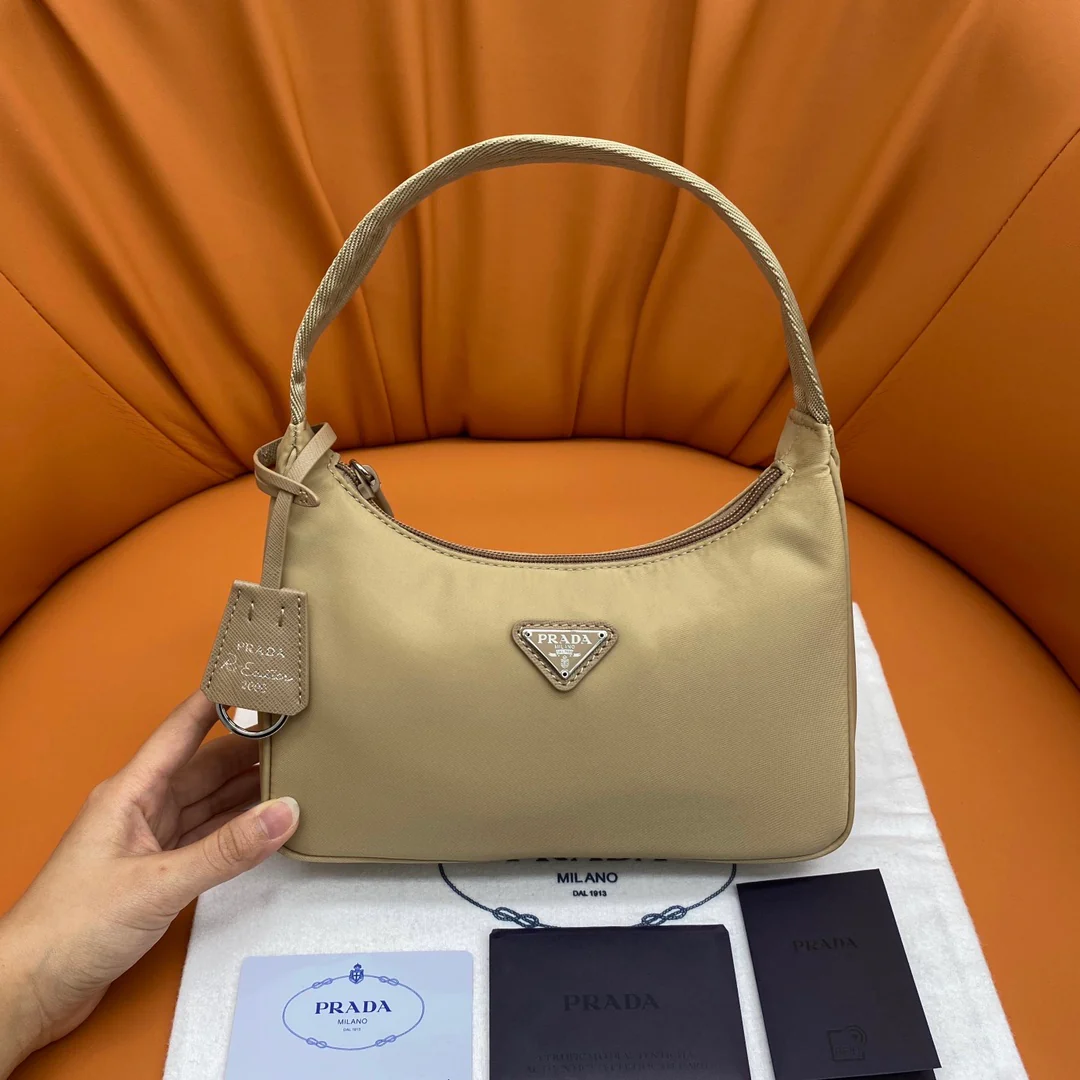 Нейлоновая сумка-хобо Prada, абрикосового цвета.