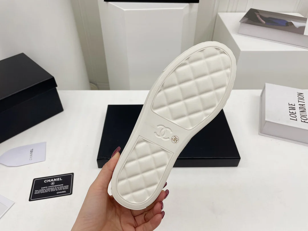 Весенние парусиновые туфли Chanel 2022: обязательный элемент гардероба.