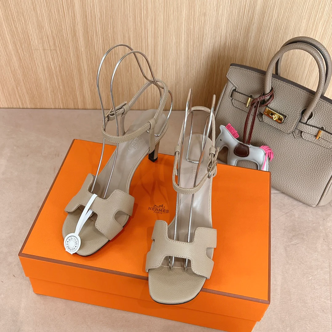 Босоножки на высоком каблуке Hermes 2024 — цвет ?Молочный чай?