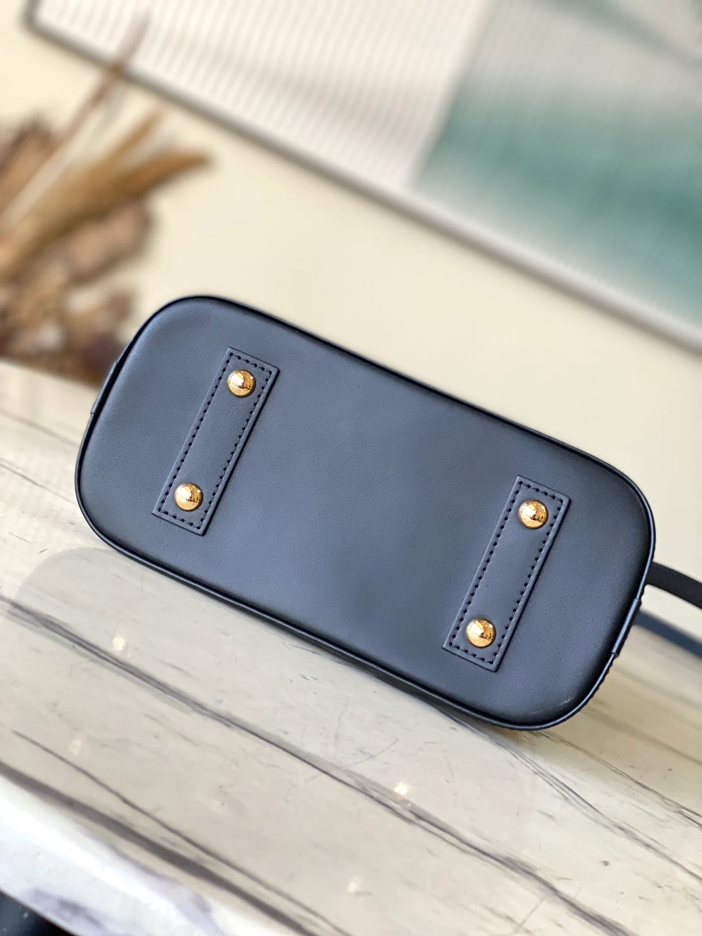 m23666-LV-nicolas-ghesquiere-shell bag-white