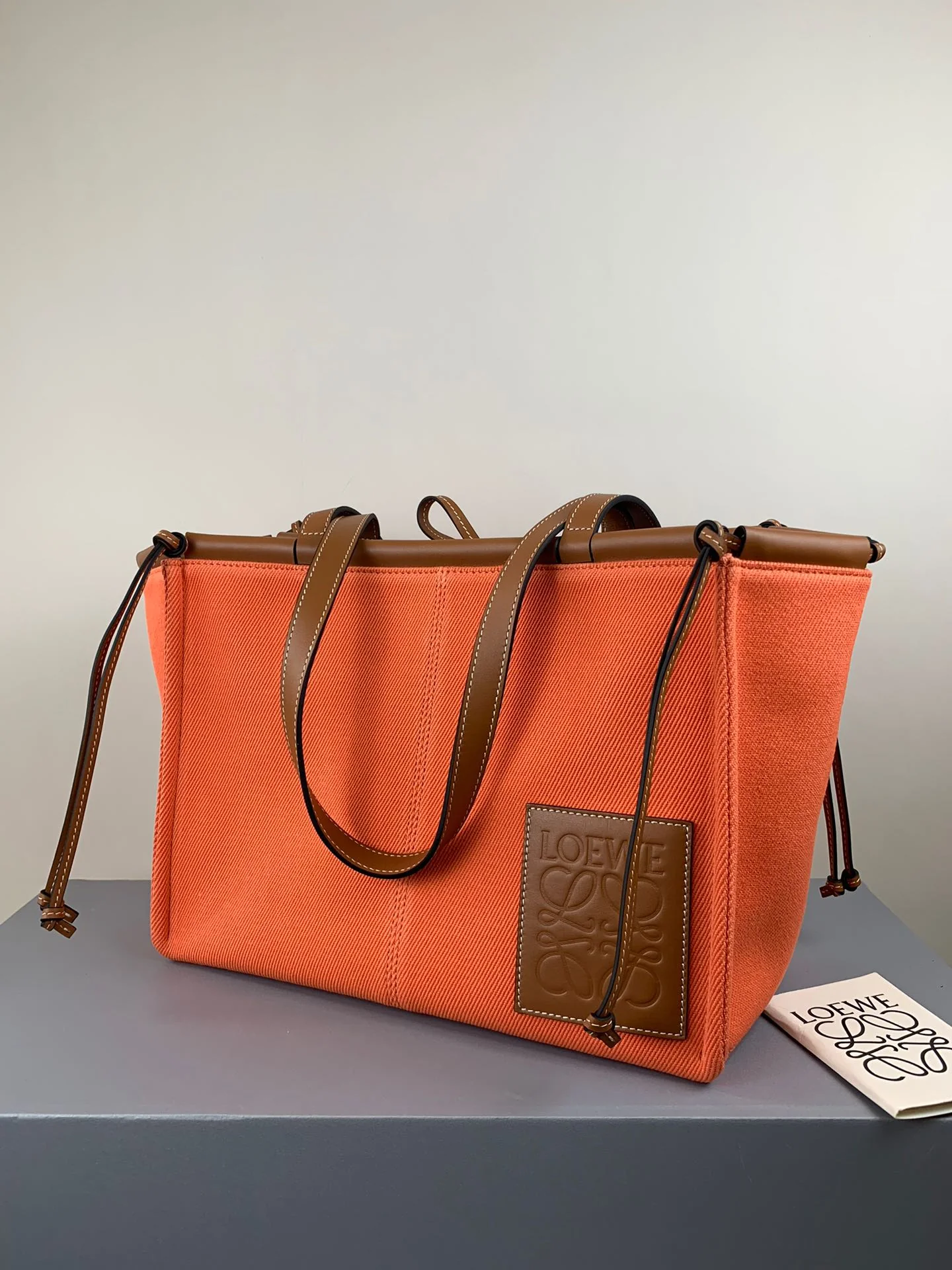 Сумка-тоут Loewe с подушкой, оранжево-коричневая кожа