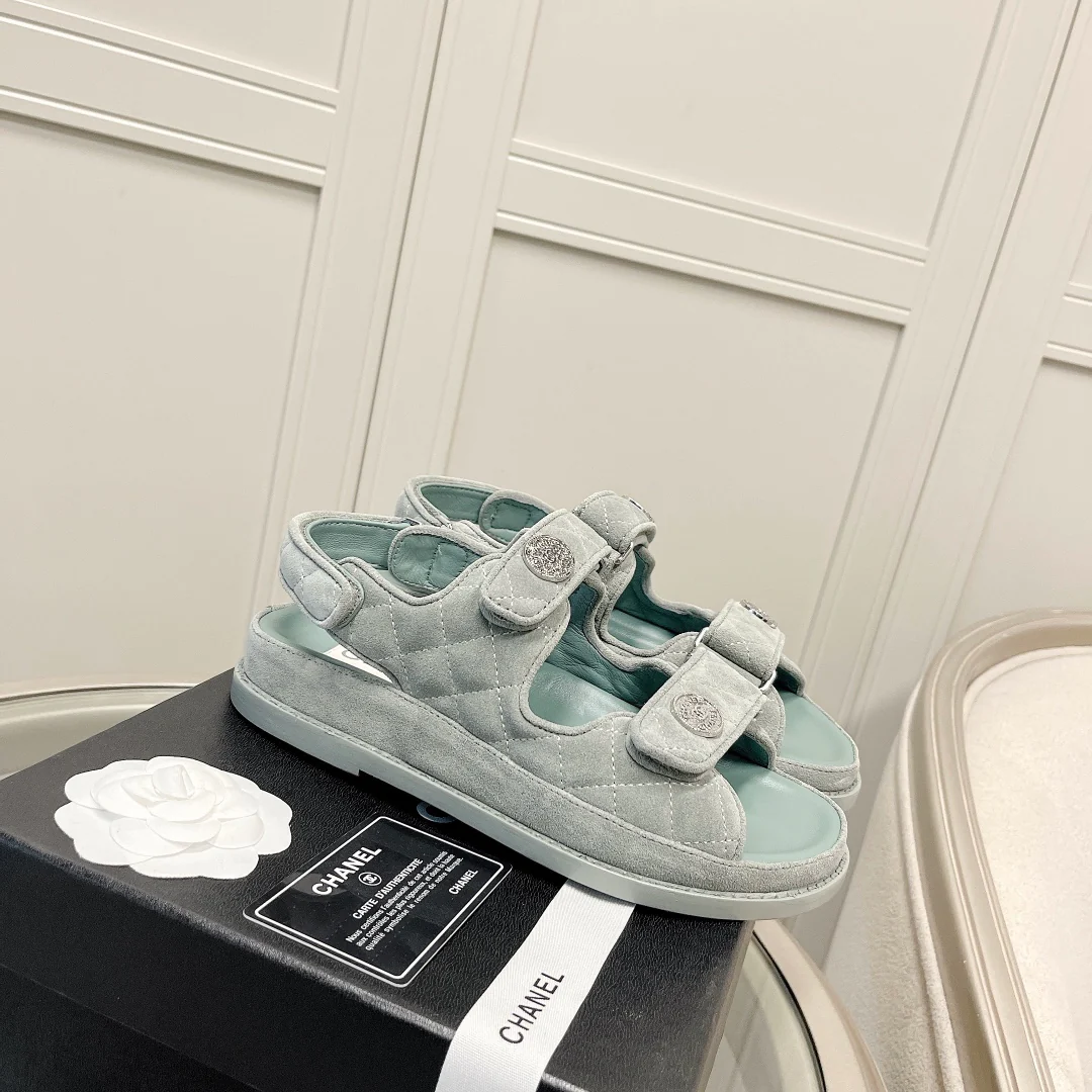 Chanel - светло-зеленые кожаные сандалии в клетку