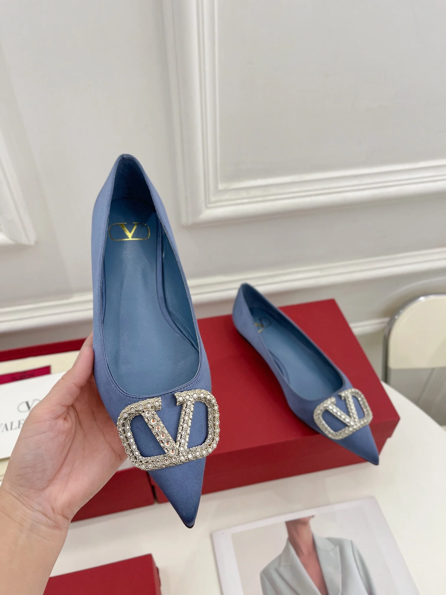 Новинка лета 2023 от Valentino - Коллекция Roman Stud - Туфли на высоком каблуке с бриллиантовой пряжкой - 5 см - Светло-голубые