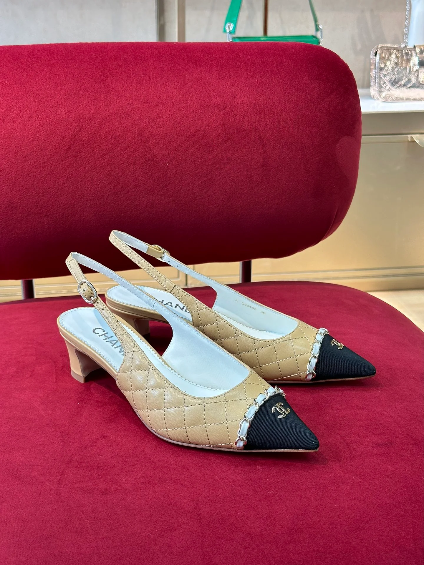 Стеганые босоножки Chanel на низком каблуке с цепочками