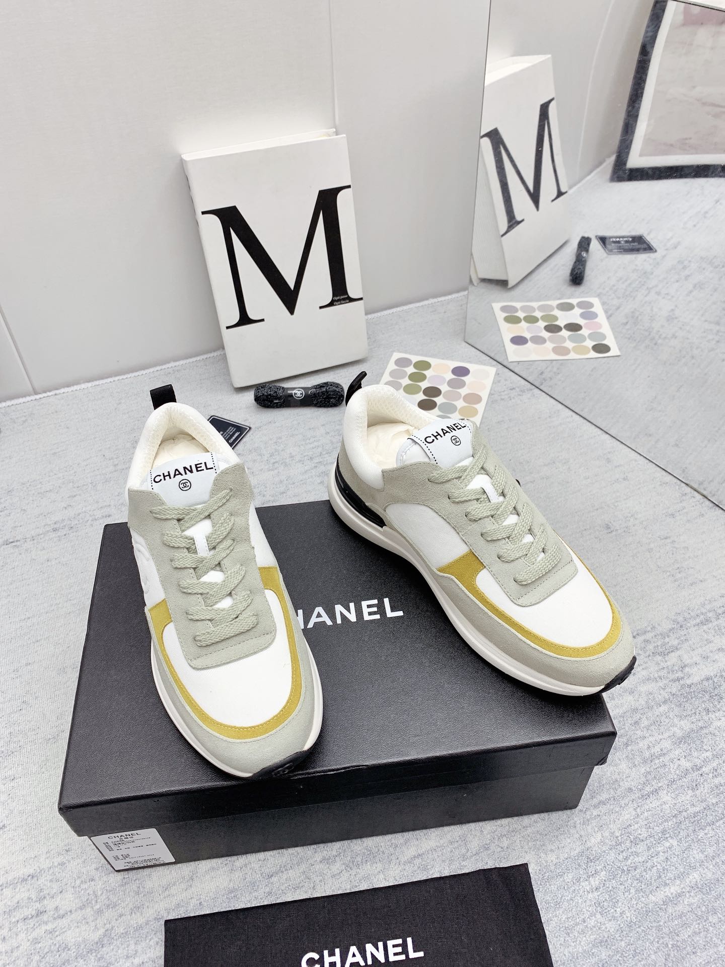 Chanel - Твидовые кроссовки в стиле пэчворк - Повседневные кроссовки - Серо-желтые