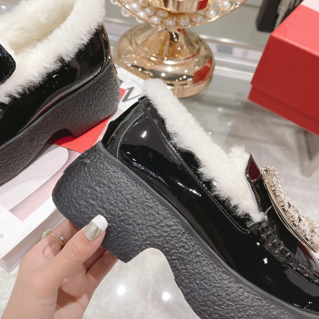 Новые флисовые лоферы RV осенне-зимней коллекции: толстая подошва, украшенные стразами.