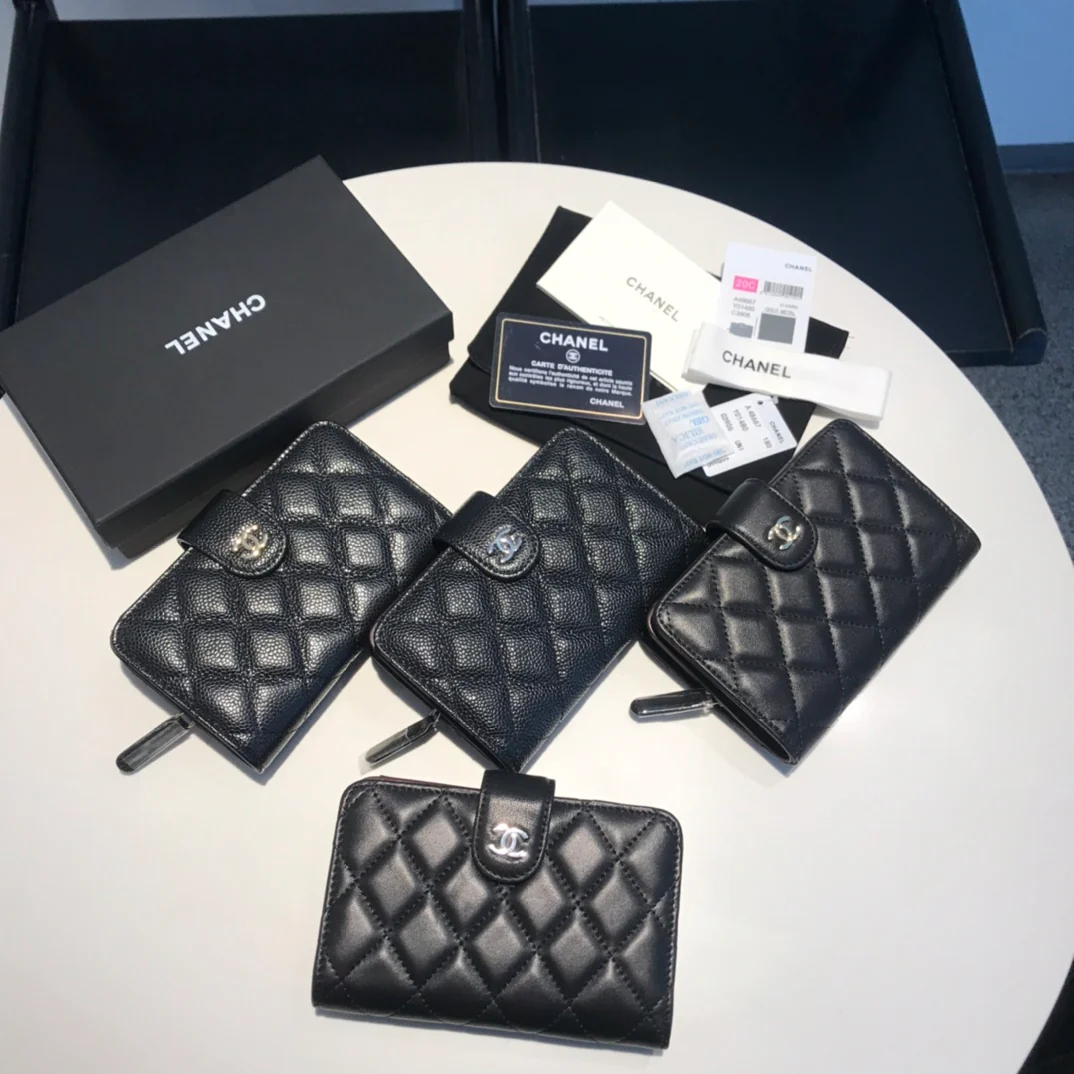 Куртка средней длины из серии Chanel CF — черная зернистая кожа с серебристой фурнитурой.