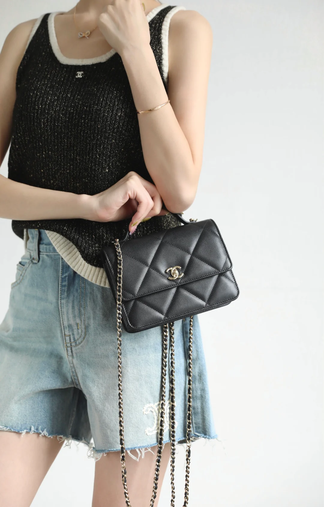 Мини-рюкзак Chanel из 25-каратного золота с крупным клетчатым узором и фурнитурой из светлого золота.