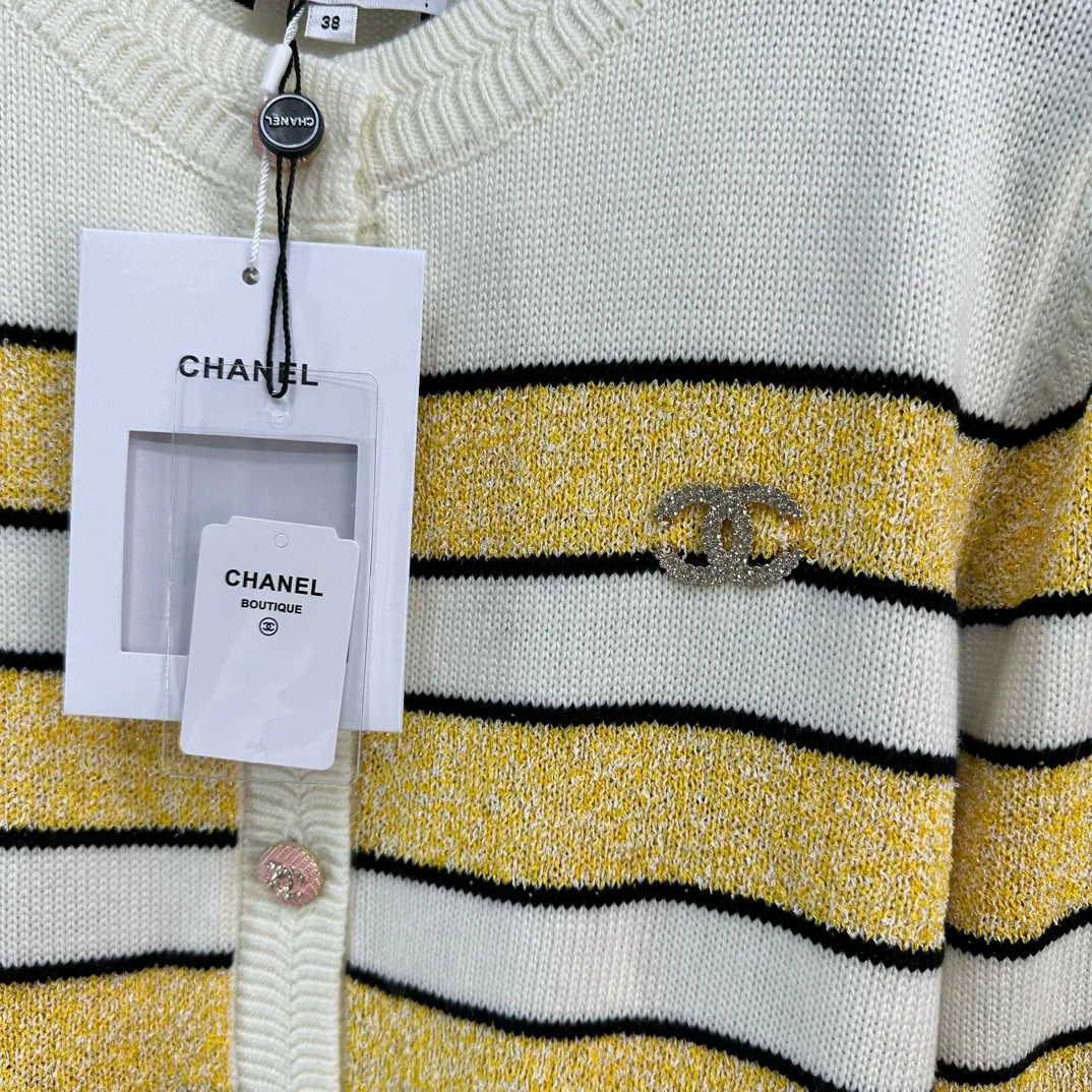 Роскошный кардиган Chanel с круглым вырезом и эмблемой, весна/лето 2024.