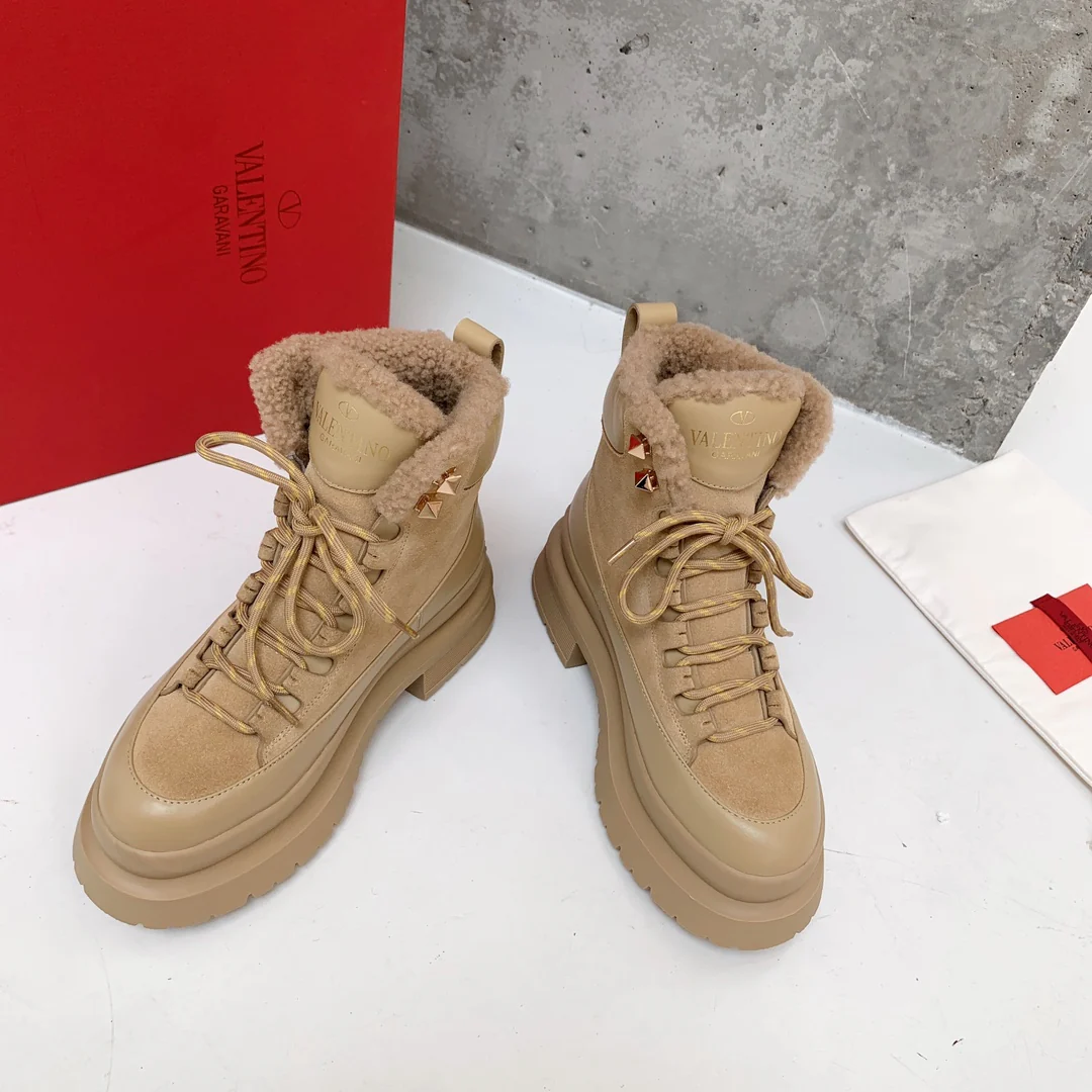 Новинка сезона осень/зима 2022 от Valentino — ботинки Dr. Martens.