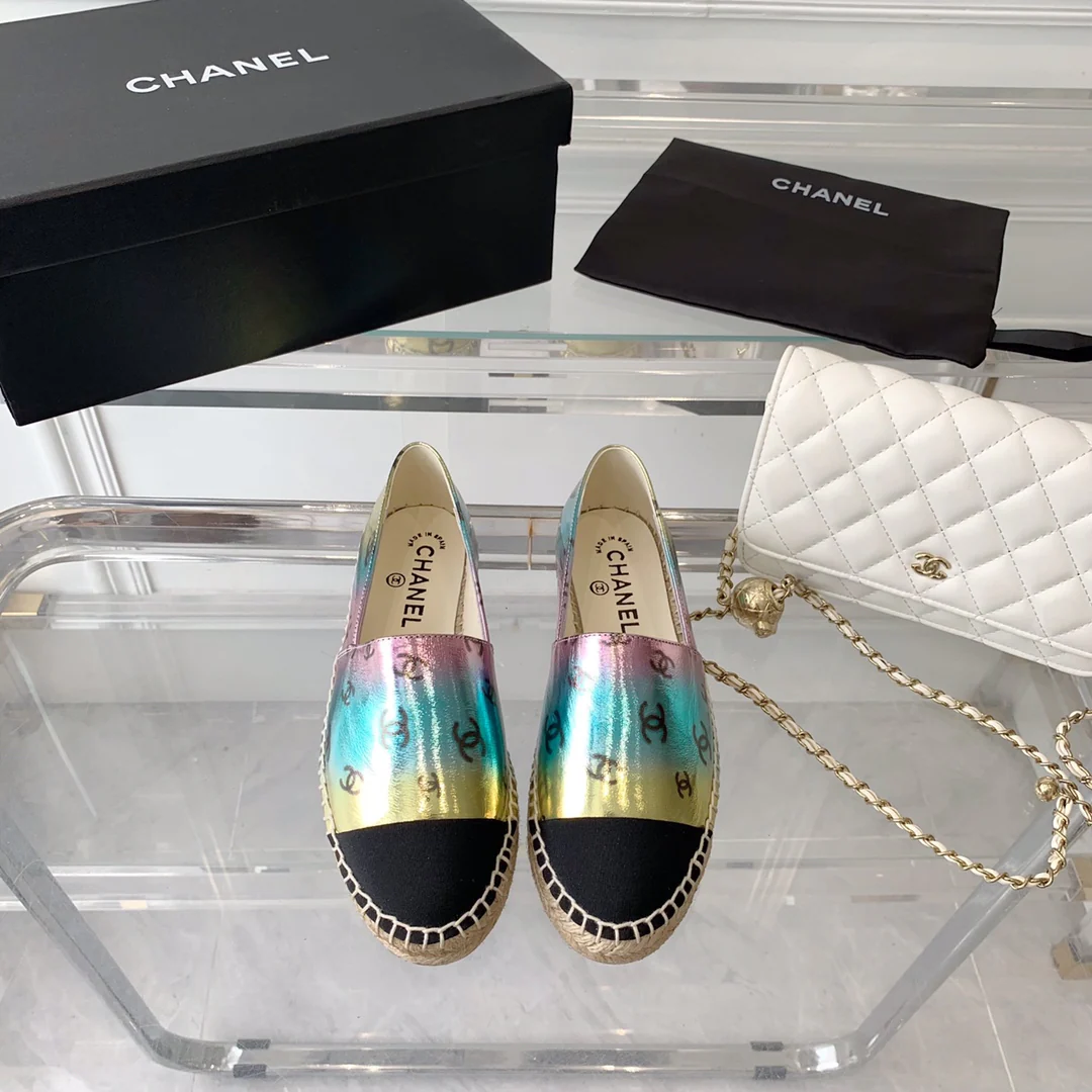 Новинка сезона весна/лето 2023 от Chanel - Переливающиеся рыбацкие туфли - Яркие