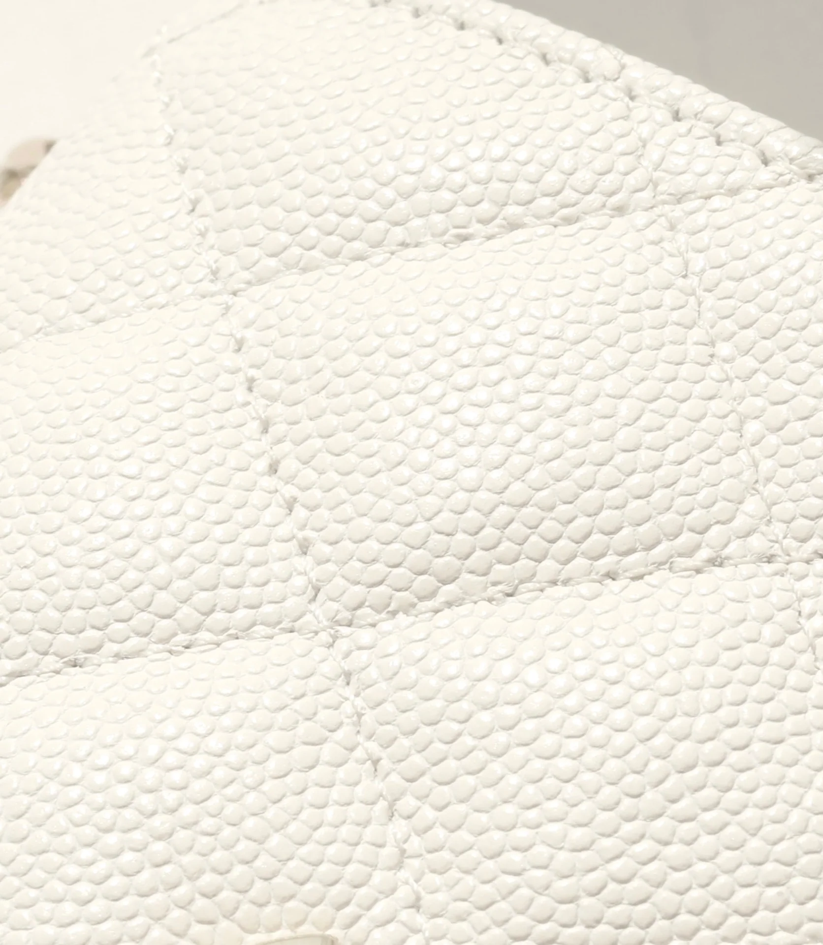 Сумка Chanel с цепочкой и клапаном — белая с фурнитурой из светлого золота.