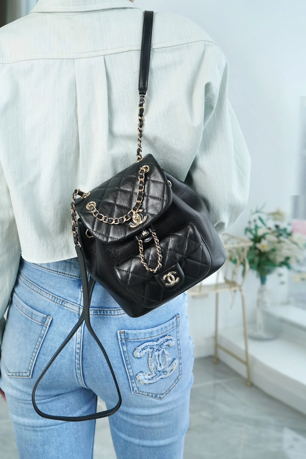 Рюкзак Chanel — черный, из вощеной кожи.