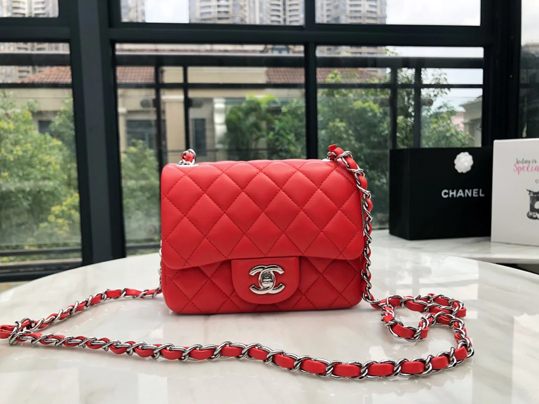 Сумка Chanel CF из коллекции весна/лето 2019 — квадратная сумка-квадрат — из овечьей кожи — красная с серебряными пряжками — 17 см