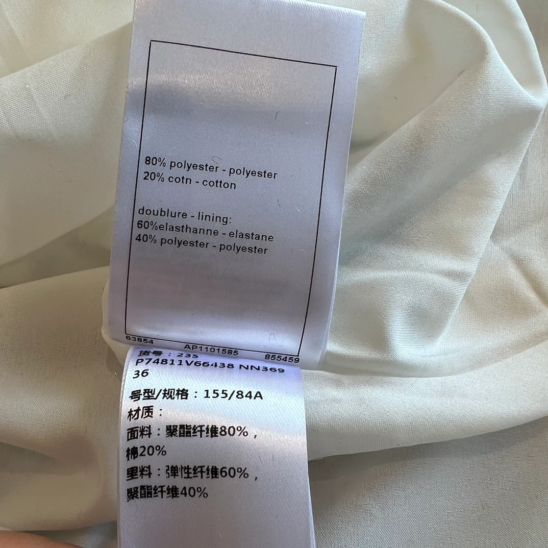 Chanel 2403 — Изысканное бархатное платье класса люкс с воротником-стойкой, украшенным стразами, и длинными рукавами неправильной формы — Белое