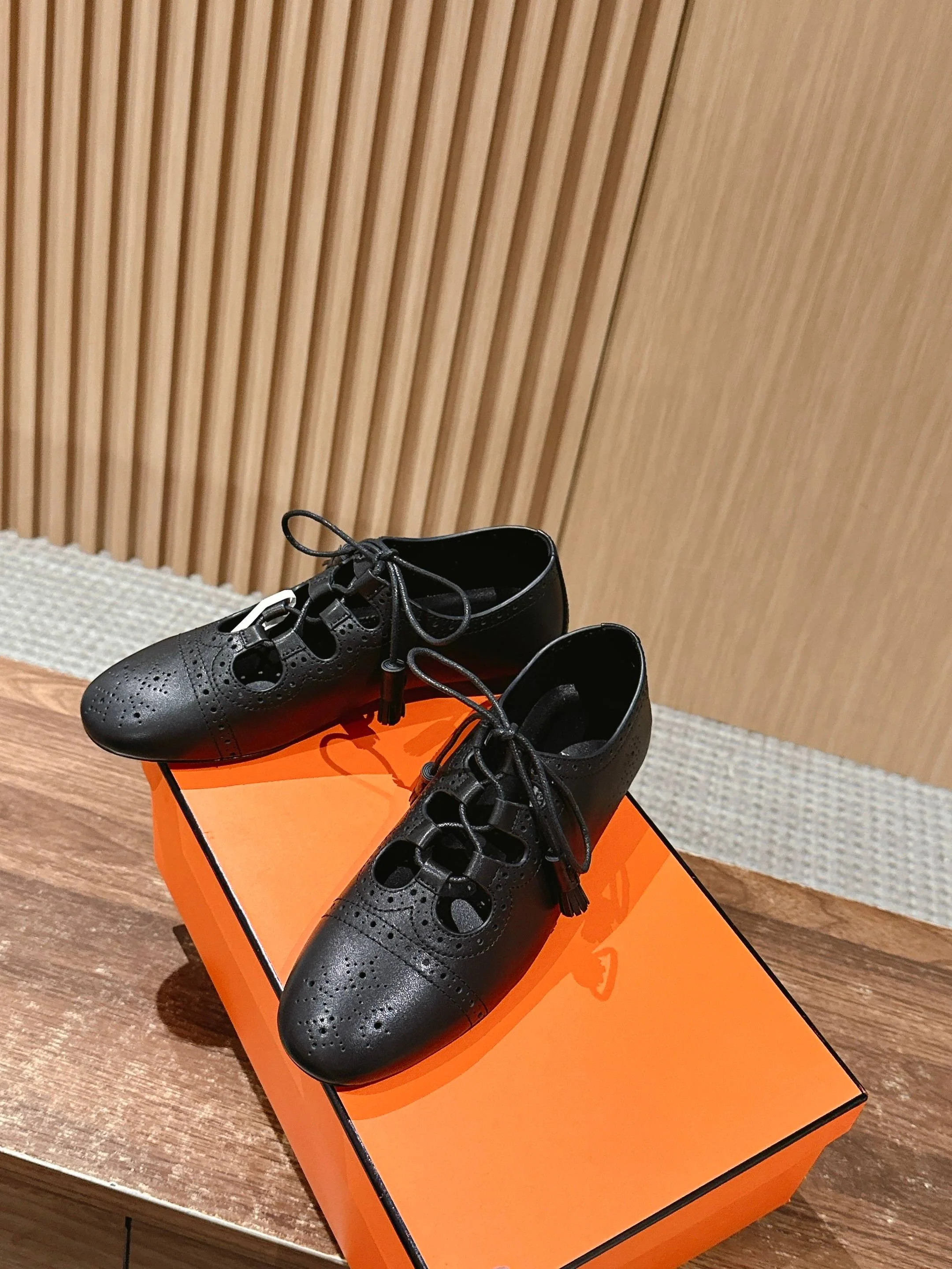 Hermes - Перфорированные балетки с резным узором - Черные