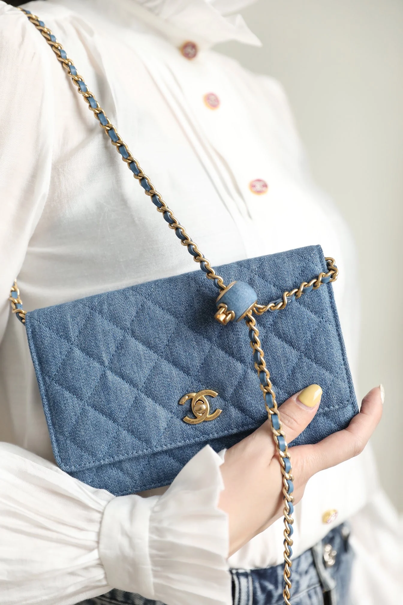 Chanel - Джинсы с золотым шаром WOC - Фотографии в реальной носке