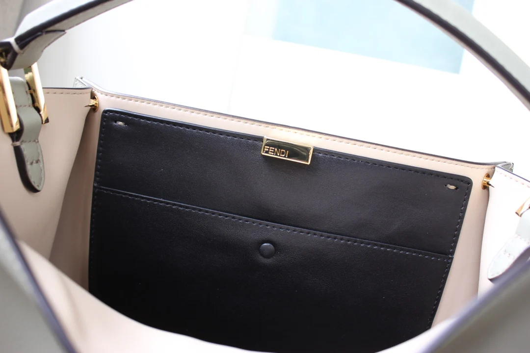 Сумка Fendi Peekaboo Lite Medium из светло-зеленой кожи.