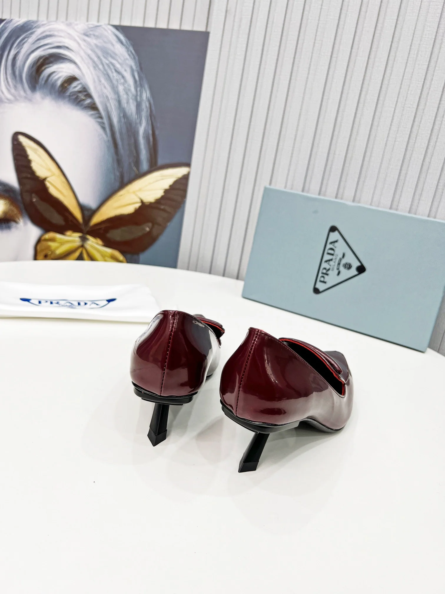 Новинки Prada весна/лето 2022 - Туфли на невысоком каблуке с острым носком - 1