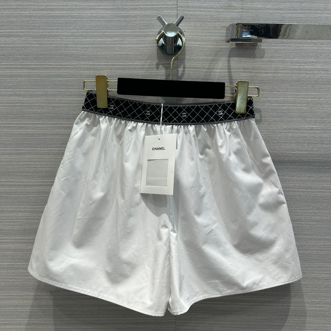 Chanel 2403 - Новинка начала весны: белые шорты Coco с двойным поясом из тесьмы C.