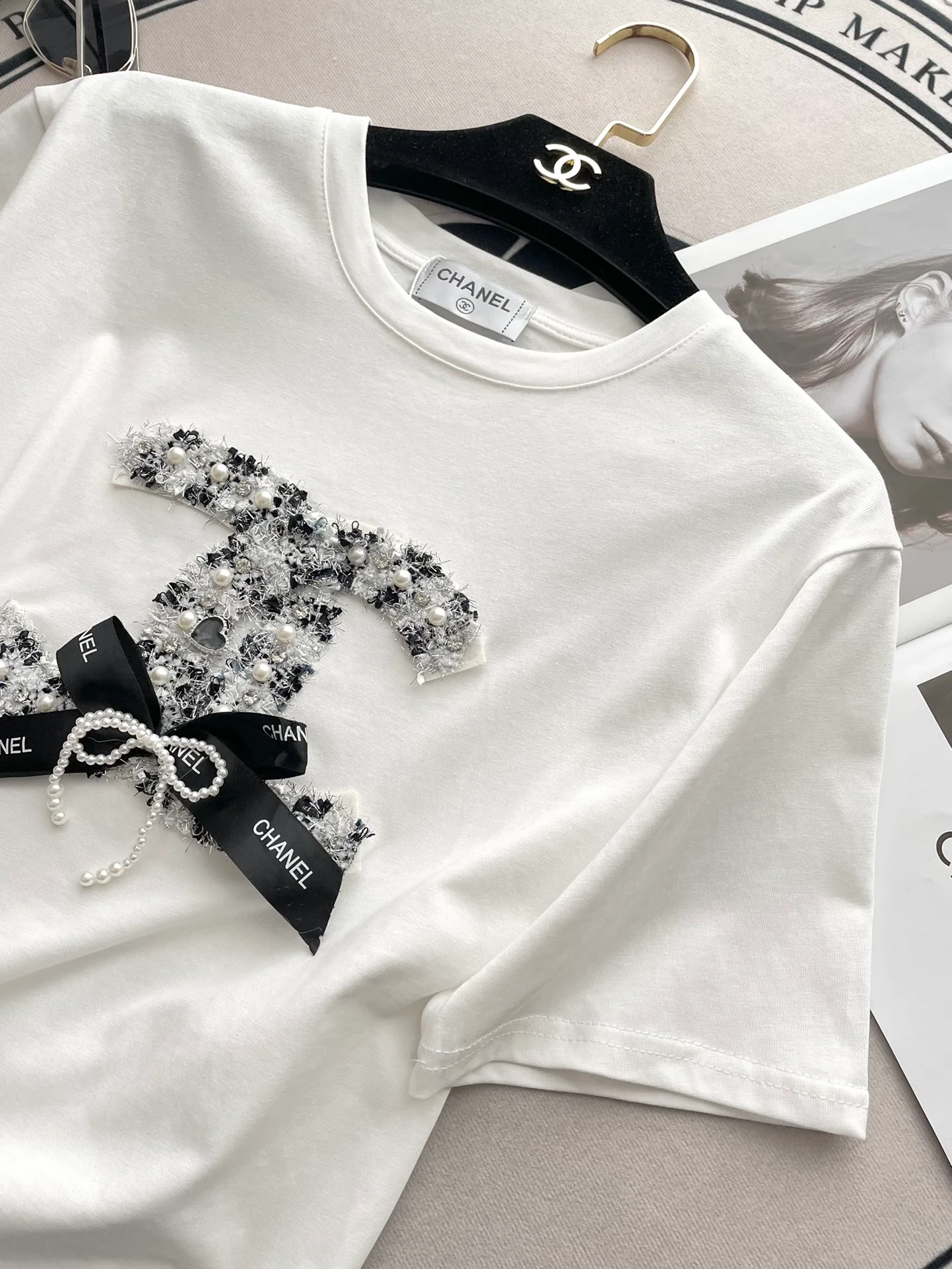 Футболка Chanel 2403 с коротким рукавом, украшенная объемными 3D-эффектами, белая.