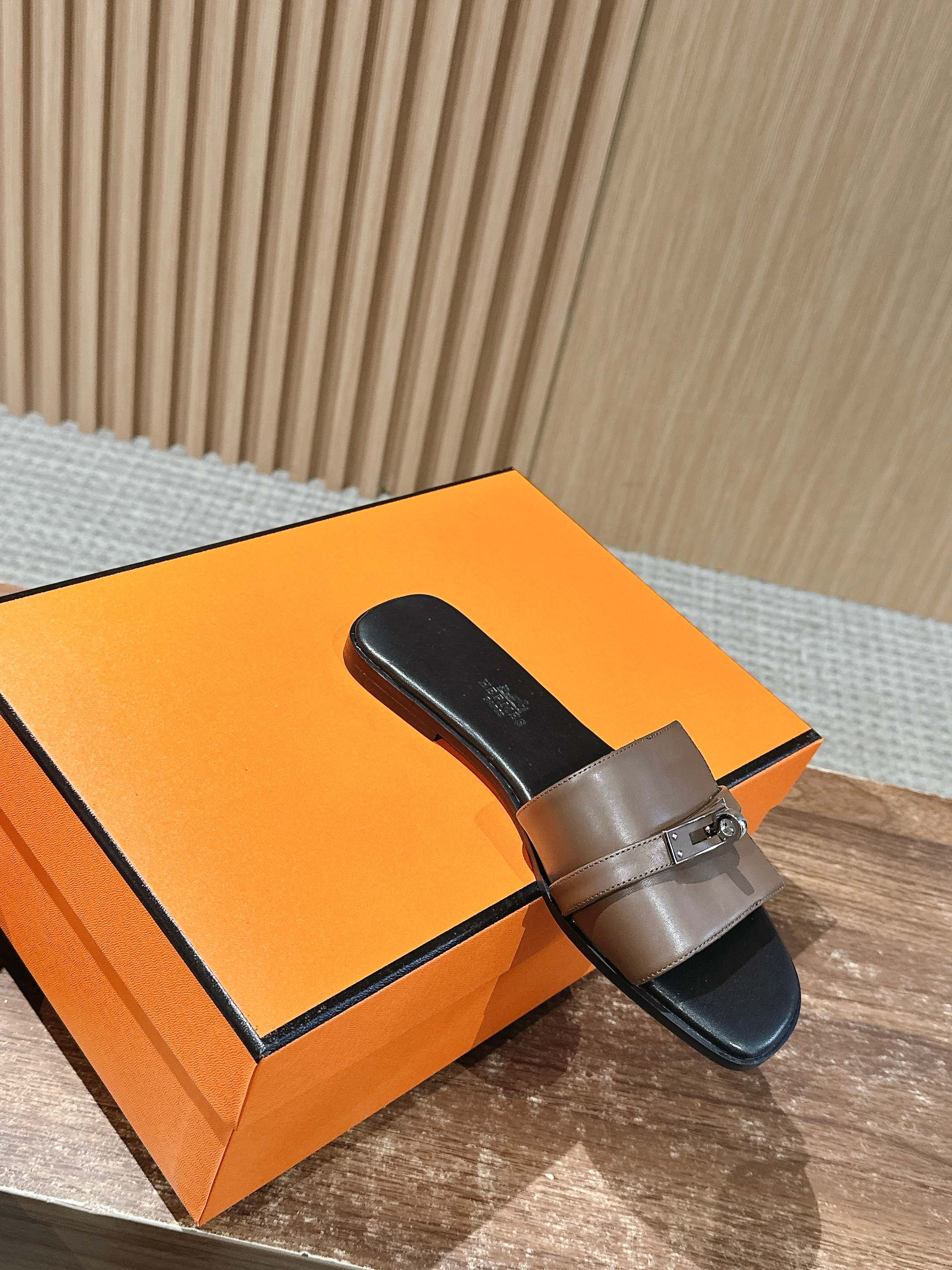 Сандалии Hermes Kelly с пряжкой, черные.