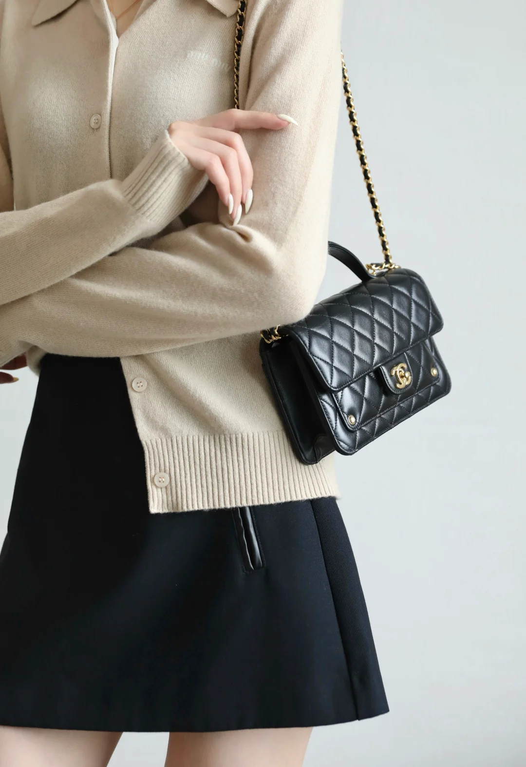 Chanel - Сумка-мессенджер с заклепками - Черная с золотой фурнитурой