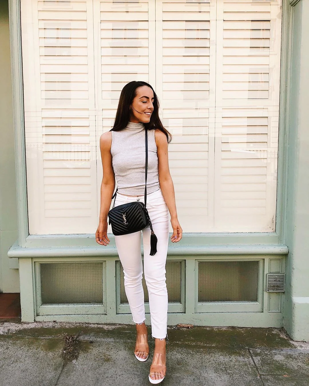 Фотосумка YSL Lou Bag — черная с серебристой фурнитурой.