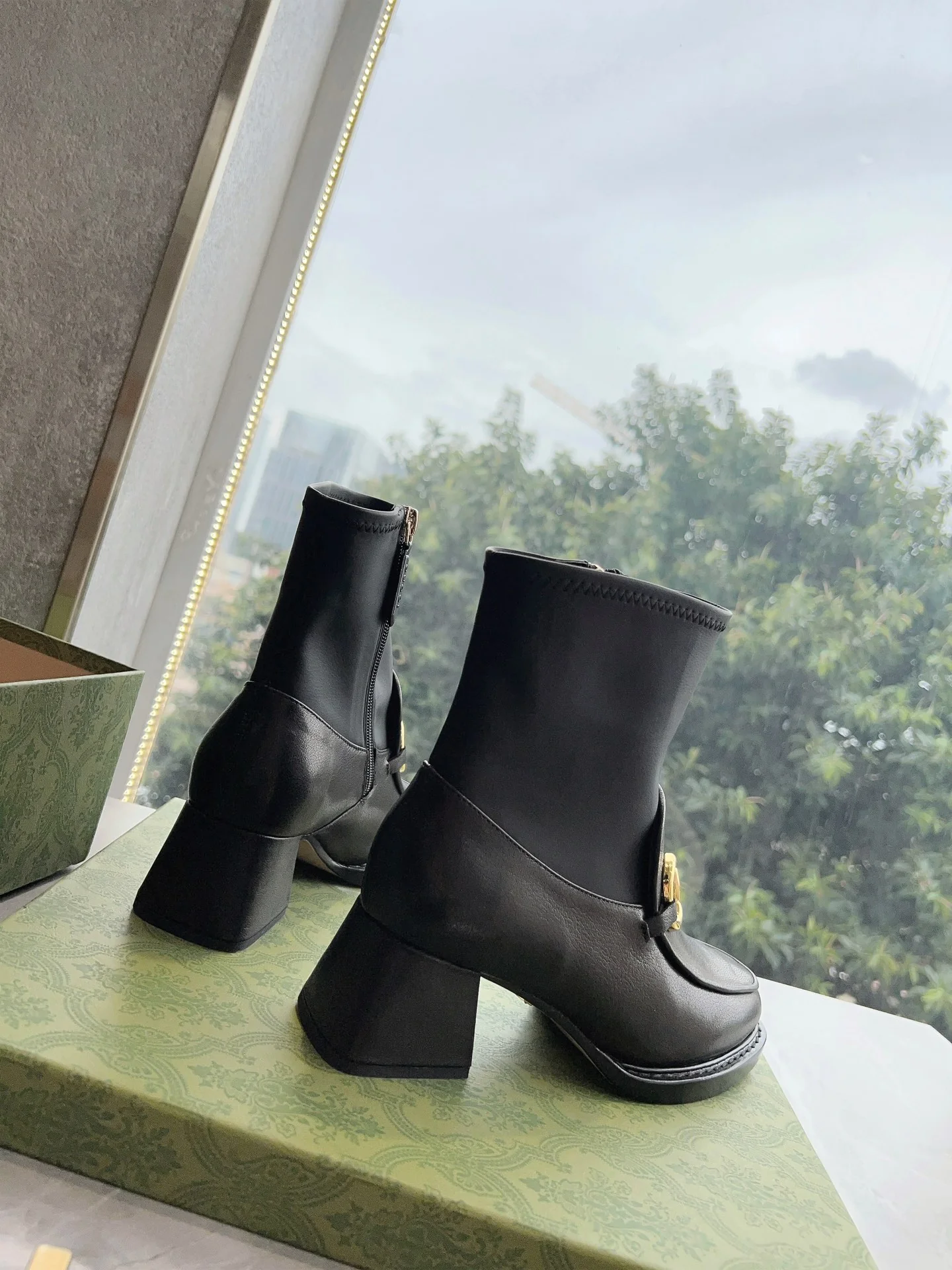 Новинка сезона осень/зима 2023 от Gucci - Ботильоны на массивном каблуке с застежкой-молнией - Черные