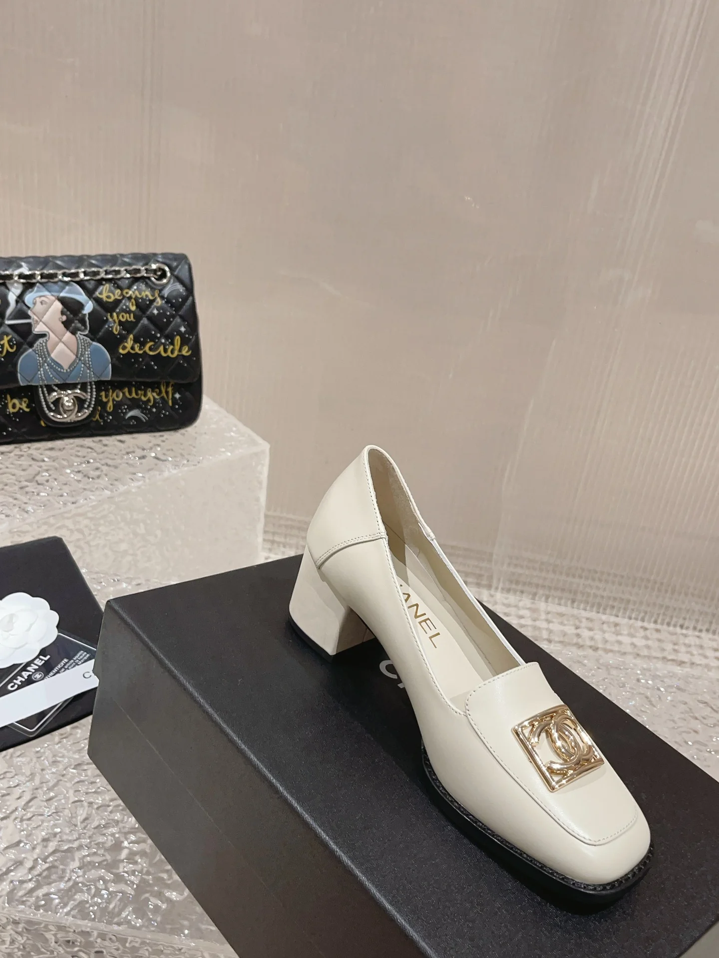 Новинка 2023 года от Chanel - балетки на массивном каблуке из овечьей кожи - 6 см - белые