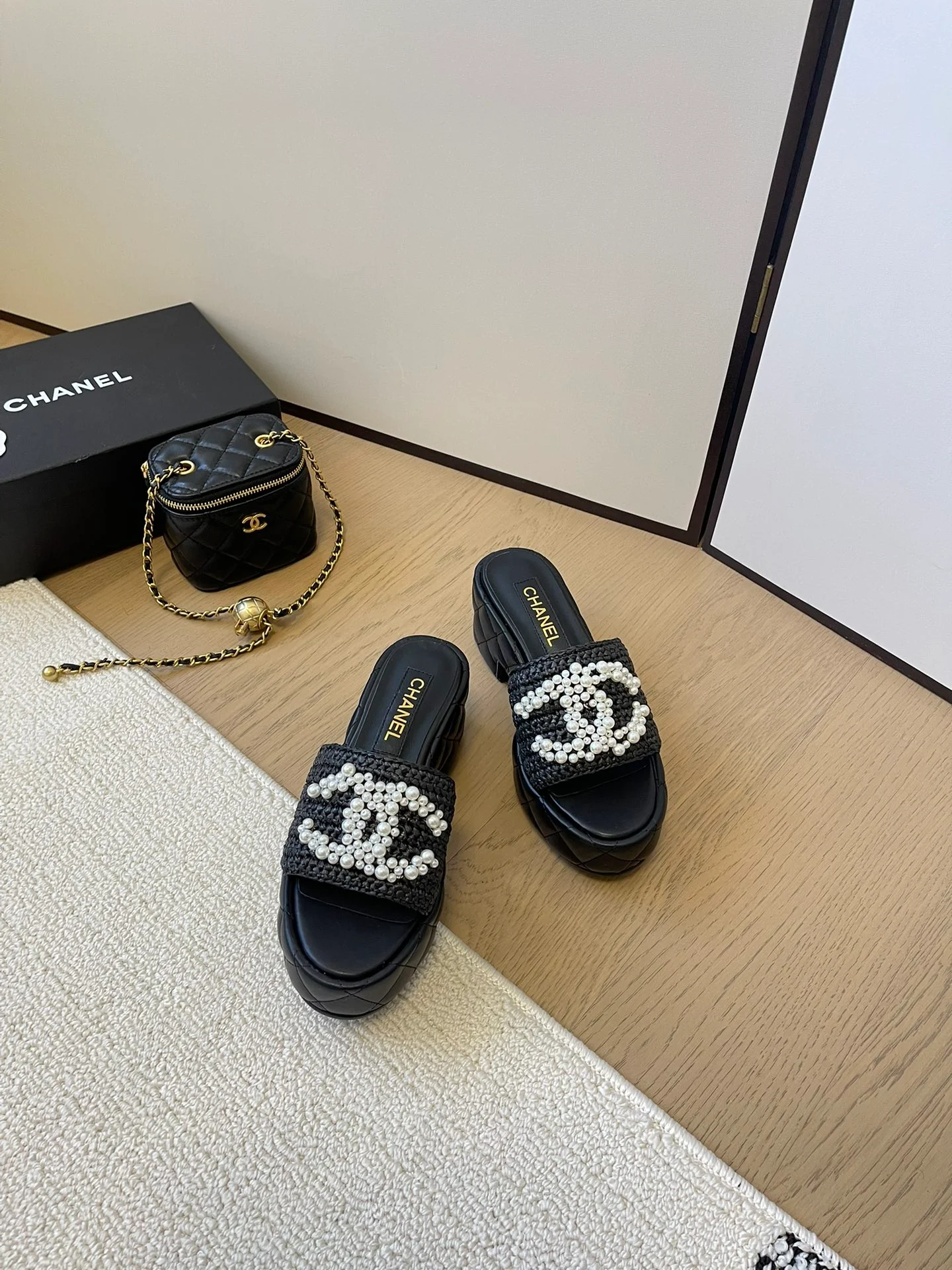 Сандалии Chanel 2024 на платформе с жемчужным принтом - черные