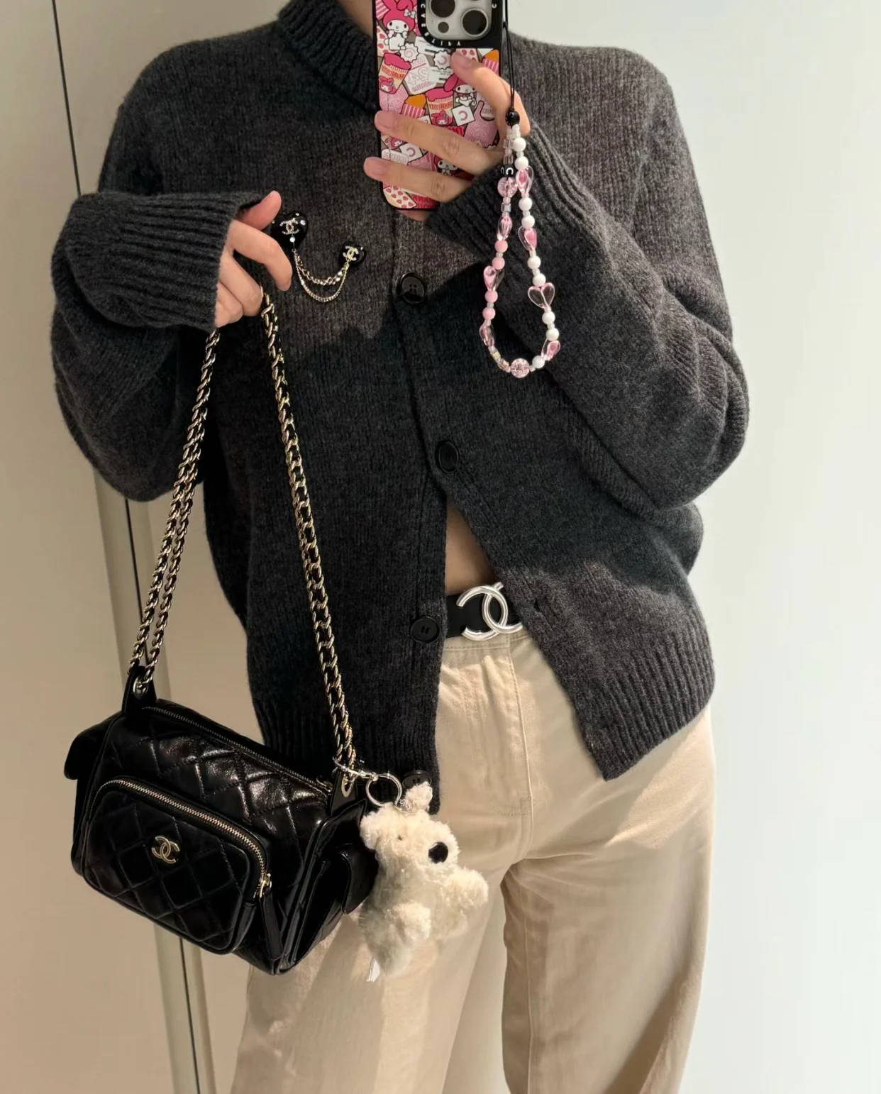 Сумка для фотоаппарата Chanel с двумя карманами из 24-каратного золота, маленькая, черная.