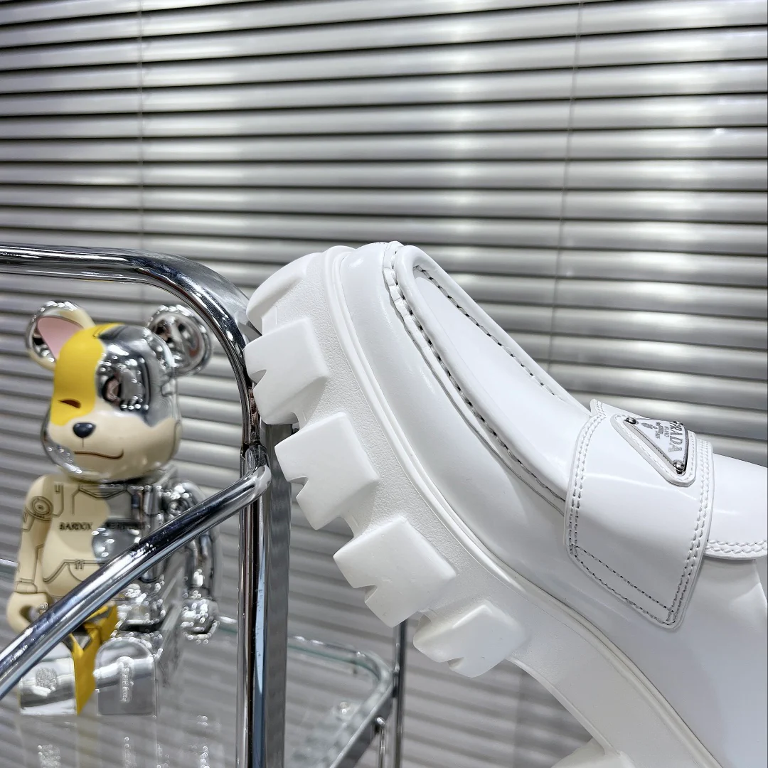 Акробатические трюки на платформе Prada с острым носком