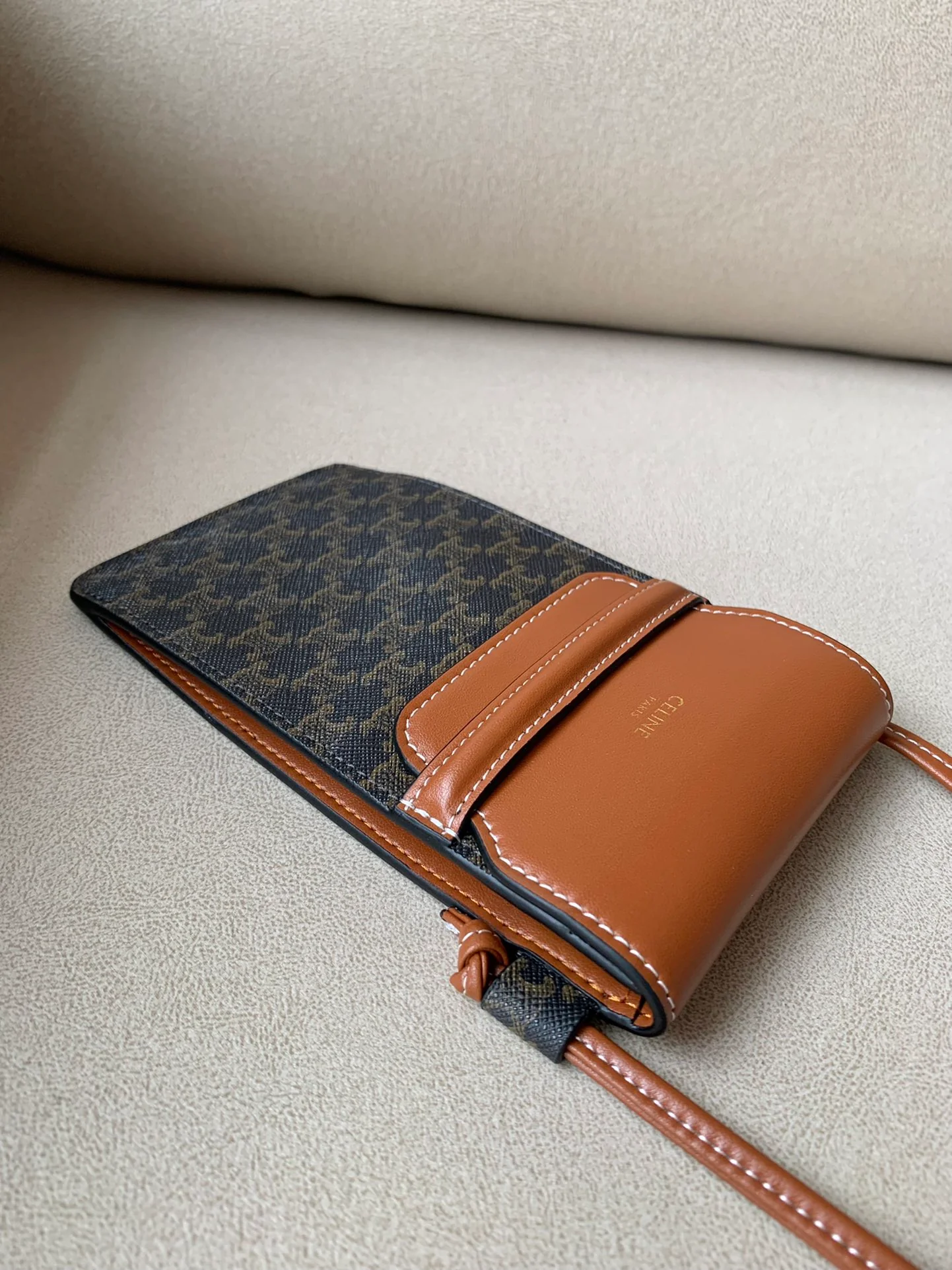 Celine 标志印花羊皮革翻盖手机包