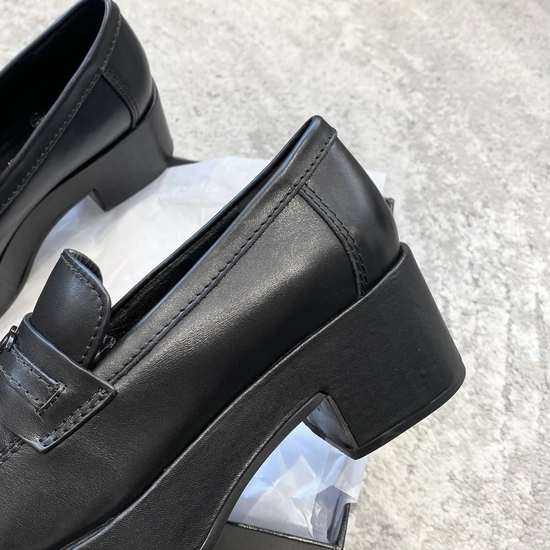 Новинка сезона весна/лето 2023 от Chanel - Лоферы на платформе - Черные