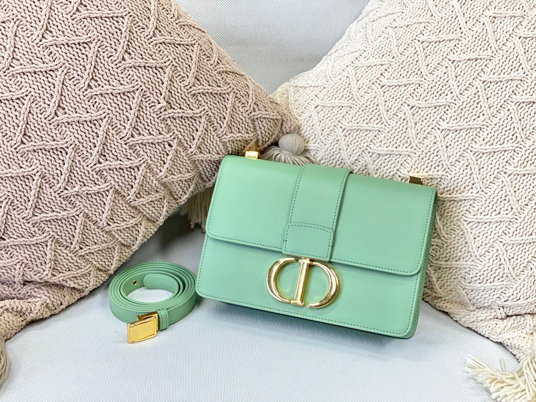 Часы Dior Montaigne 30 серии, 24 см, из гладкой телячьей кожи с мятно-зеленой фурнитурой.