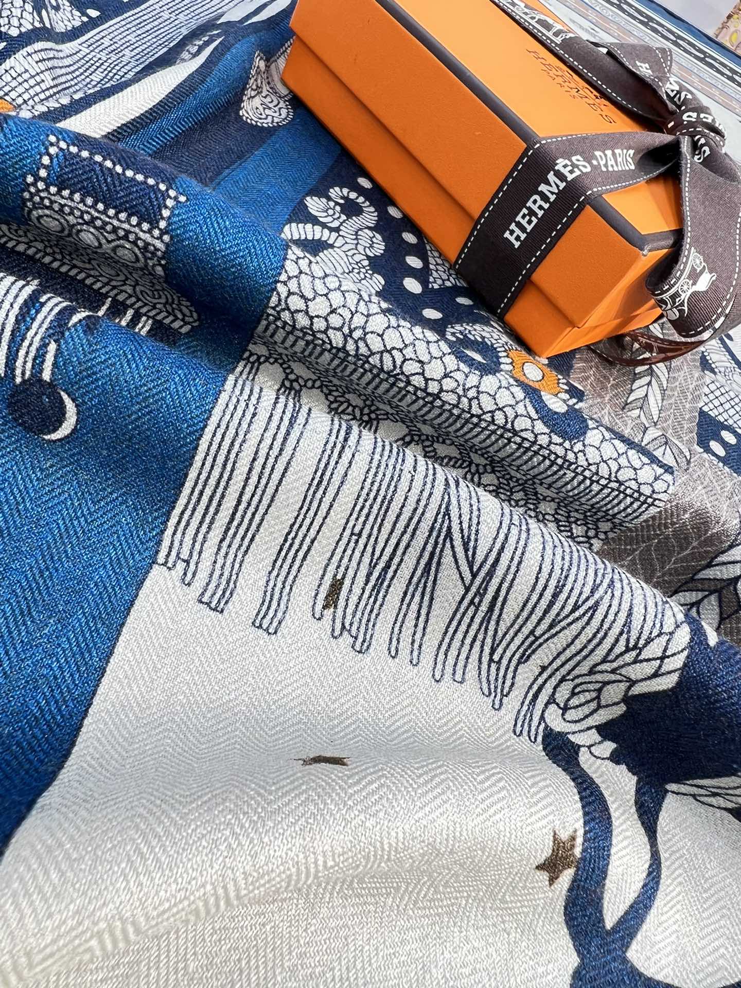 Большой двусторонний бархатный шарф Hermes - 140 см - 002