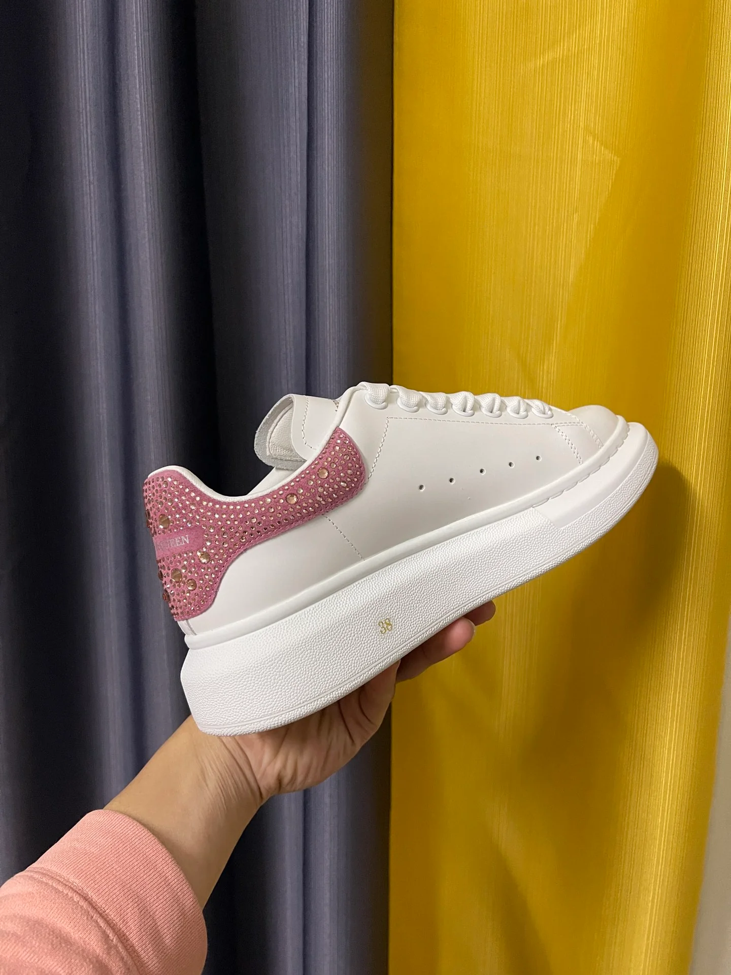 Классические белые кроссовки McQueen с розовато-фиолетовой бархатной отделкой.