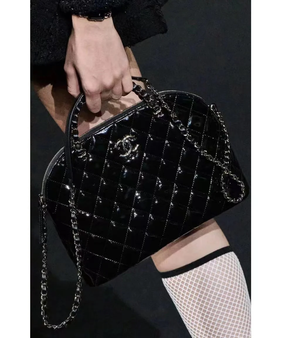Новинка сезона весна/лето 2023 от Chanel - Сумка-ракушка из лакированной кожи - Большая - Черная - 1