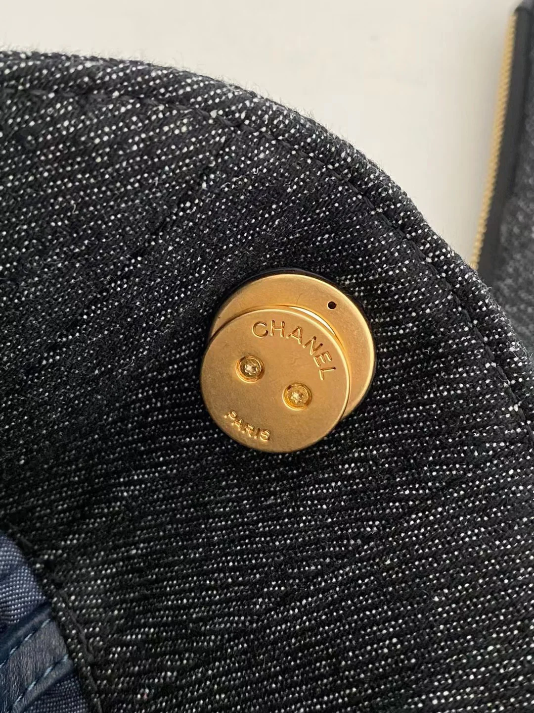 Коллекция Chanel Весна/Лето 2023 - Синяя джинсовая сумка-тоут - Черная отделка на синем основании