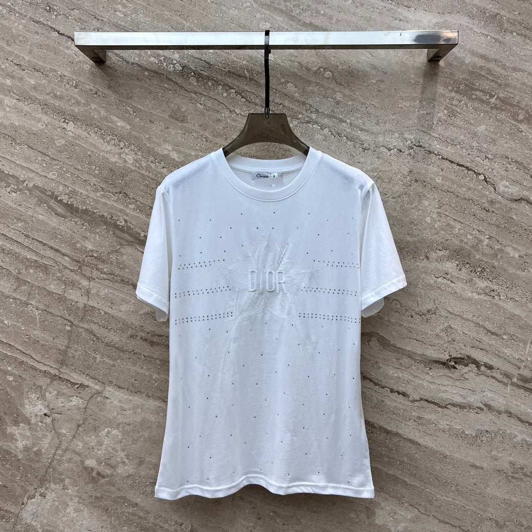Dior 2403 - Футболка с короткими рукавами и круглым вырезом, украшенная вышитой пятиконечной звездой и стразами.