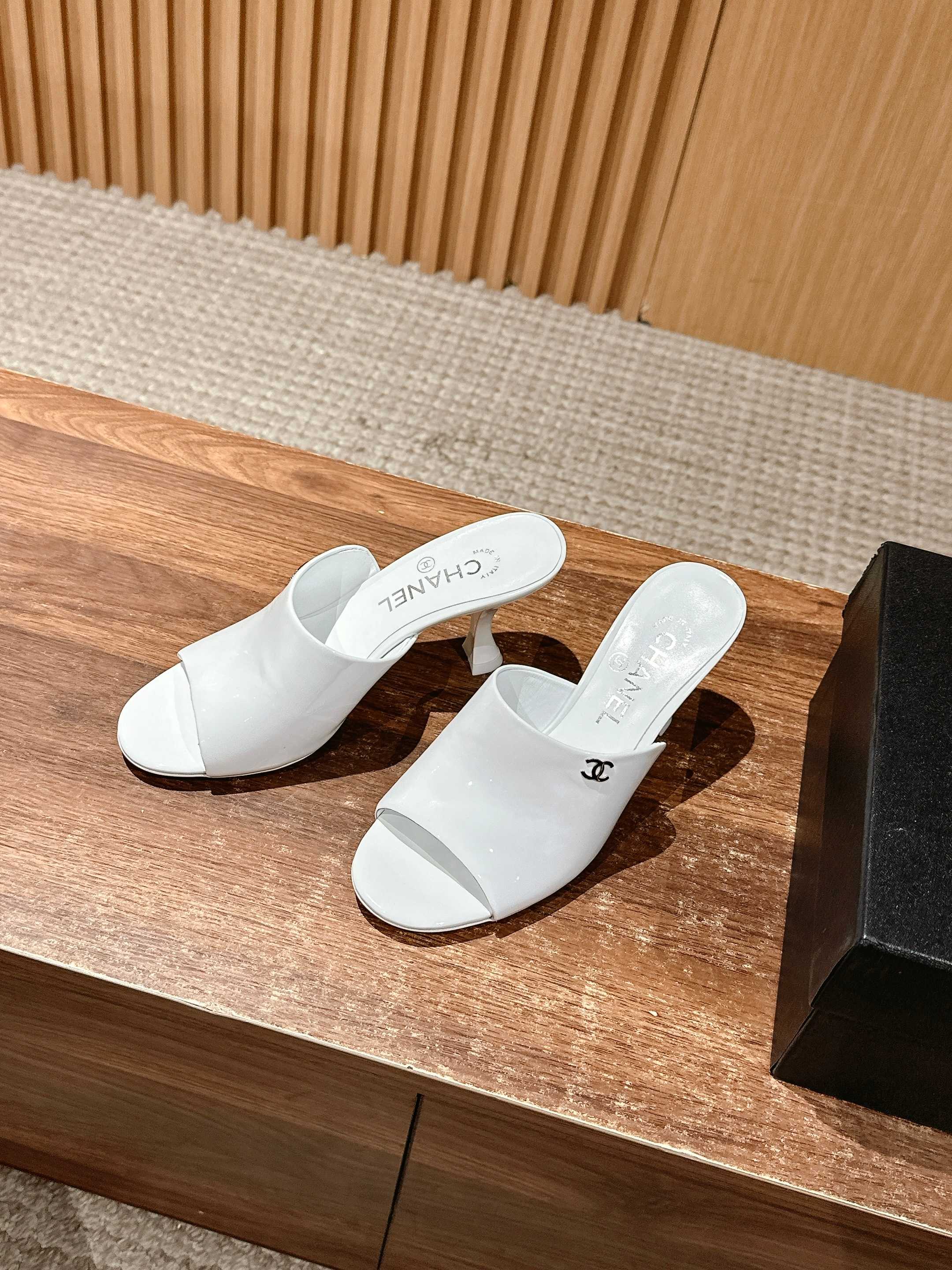 Новинка лета 2025 от Chanel - Туфли на высоком каблуке - Белые