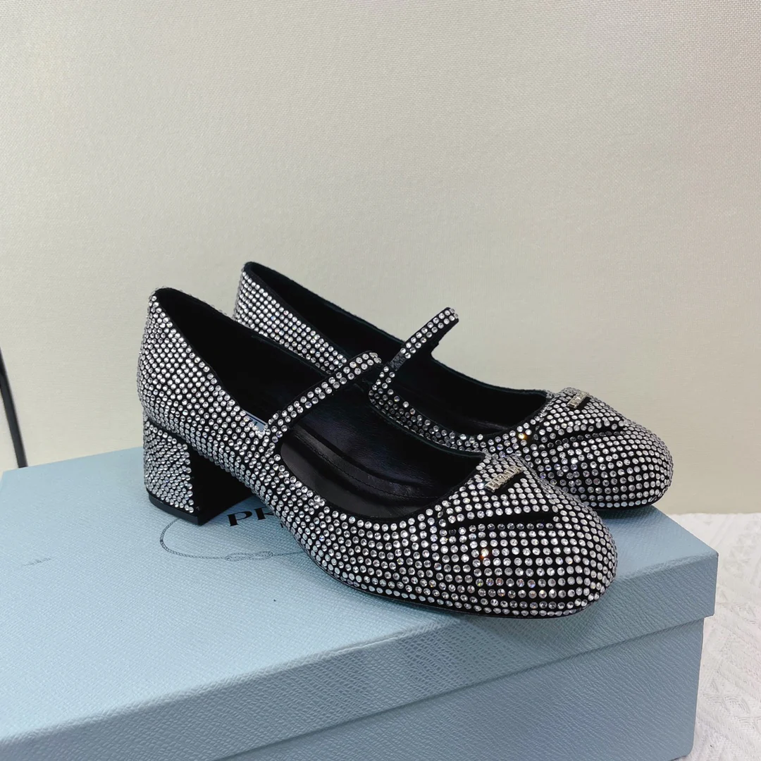 Туфли Prada - Туфли-мэри-джейн на низком каблуке, украшенные стразами - серебристые