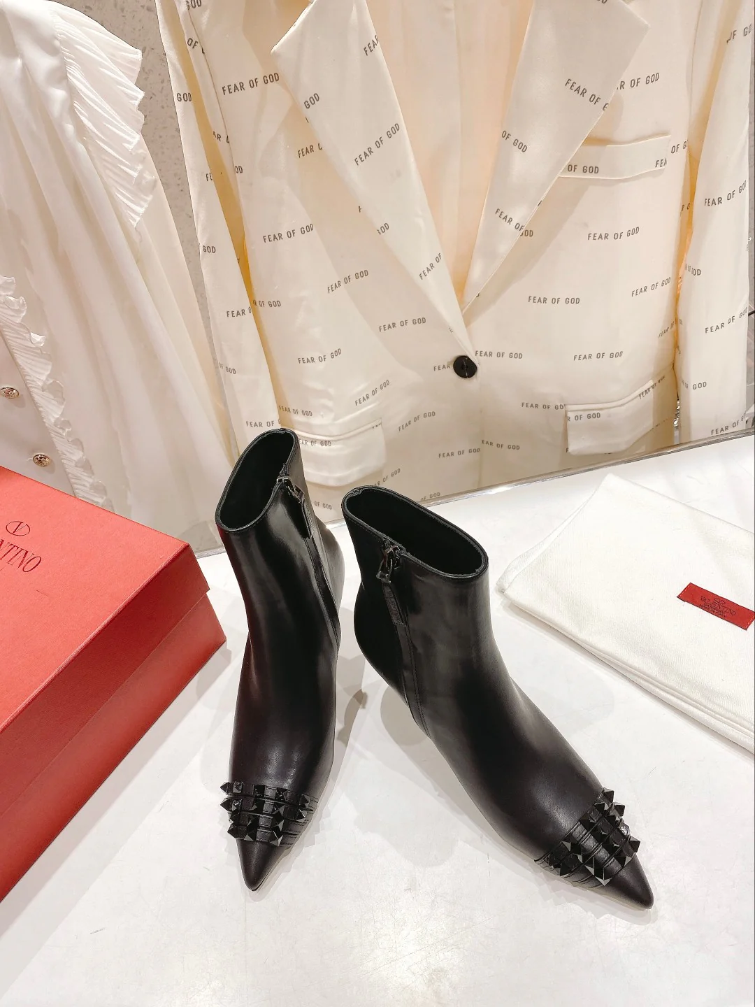 Valentino - Ботильоны на шпильке с заклепками - Черные