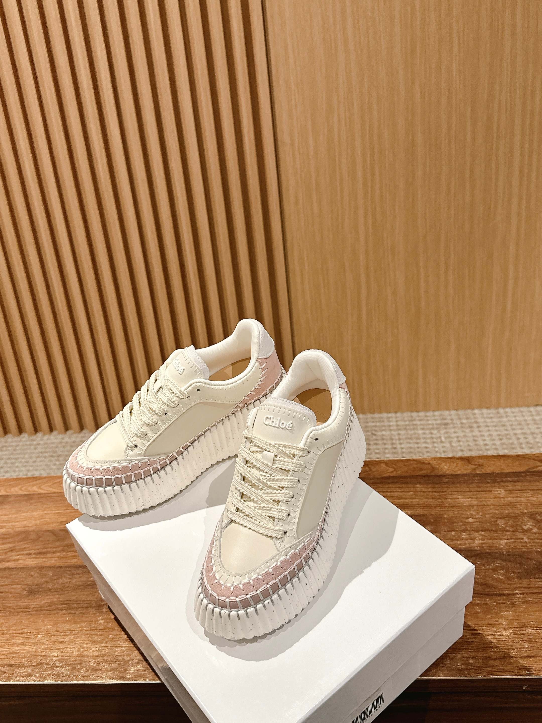 Белые кроссовки Chloe — Звездный стиль Джои Юнг, Сун И и Виктории Сон — Розовый