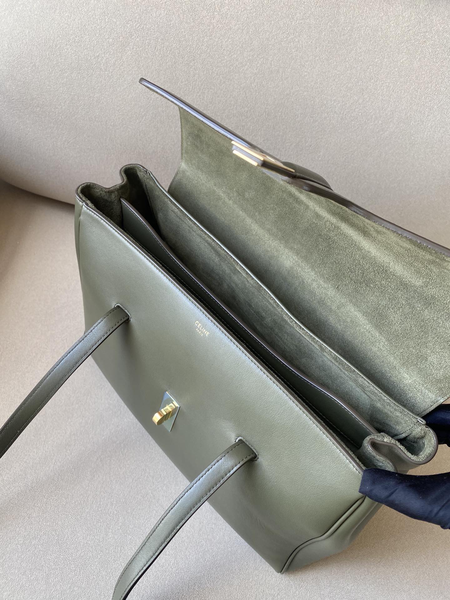 Сумка Celine Soft 16 Medium из гладкой телячьей кожи