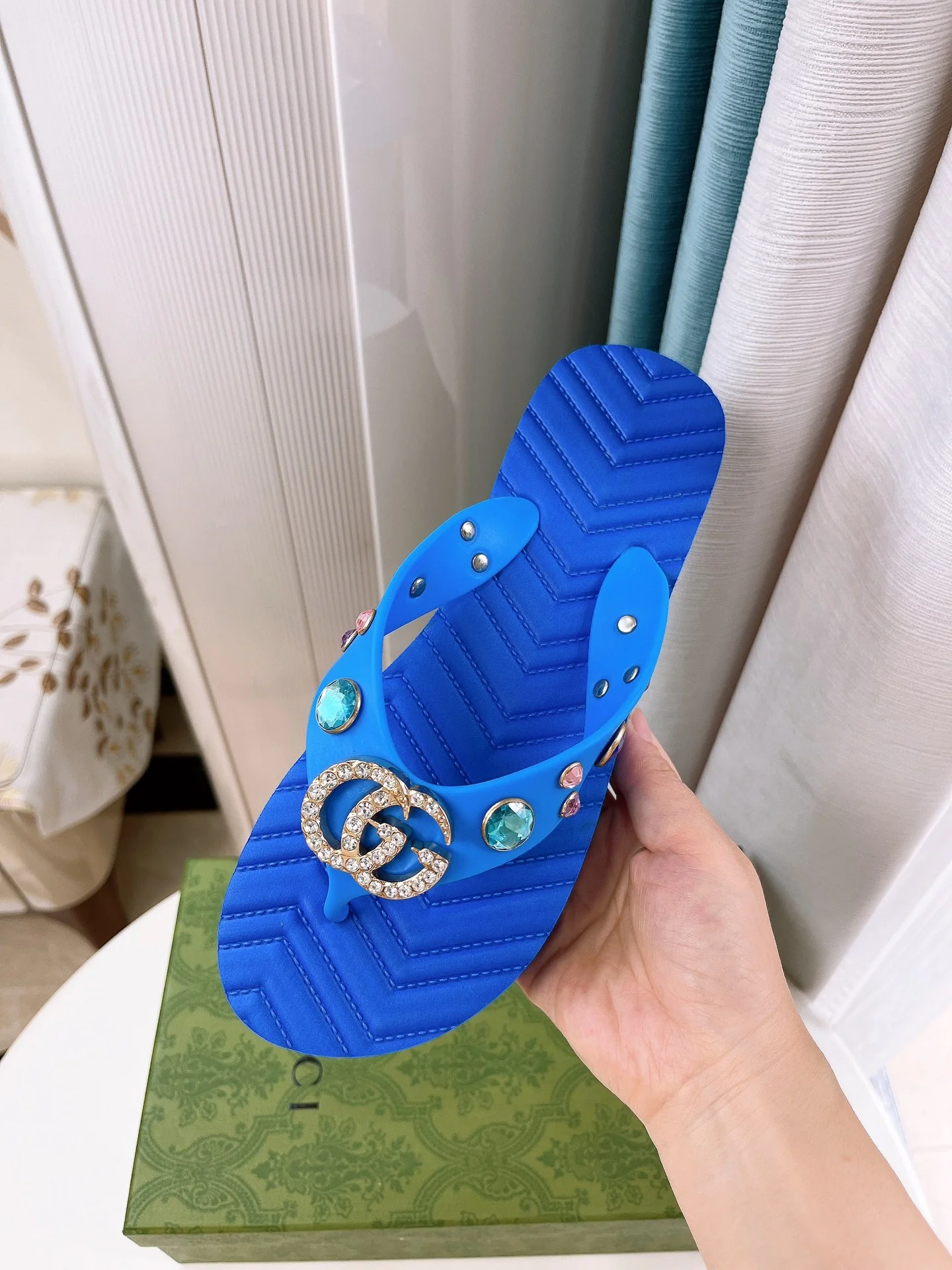 Летняя коллекция Gucci 2022 — Пляжная обувь — Синий
