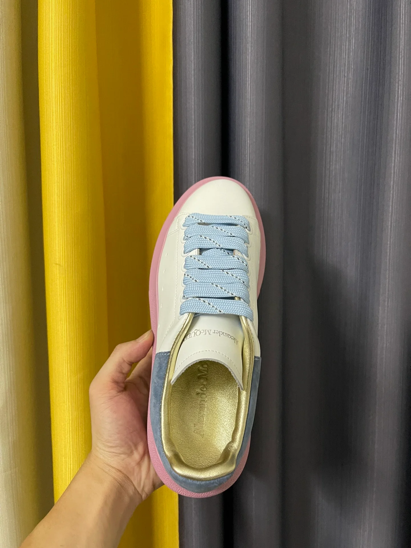 Классические белые кроссовки McQueen - унисекс - пятка из пыльно-голубого бархата - подошва розовато-фиолетового цвета