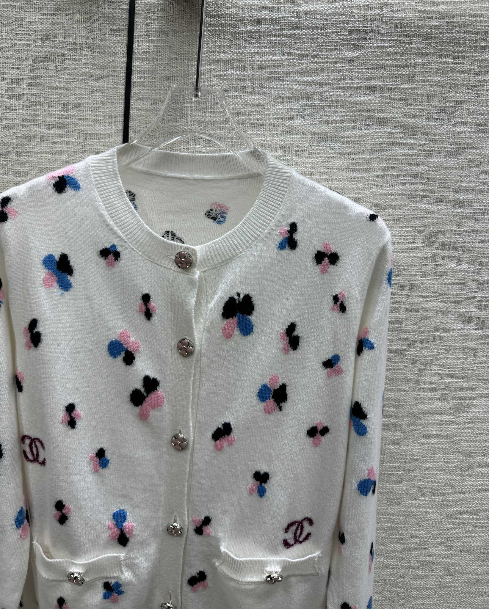 Chanel - Коллекция Métiers d'Art ?Ранняя весна?, 2403-24 - Вязаный кардиган с четырехлистным клевером - Белый