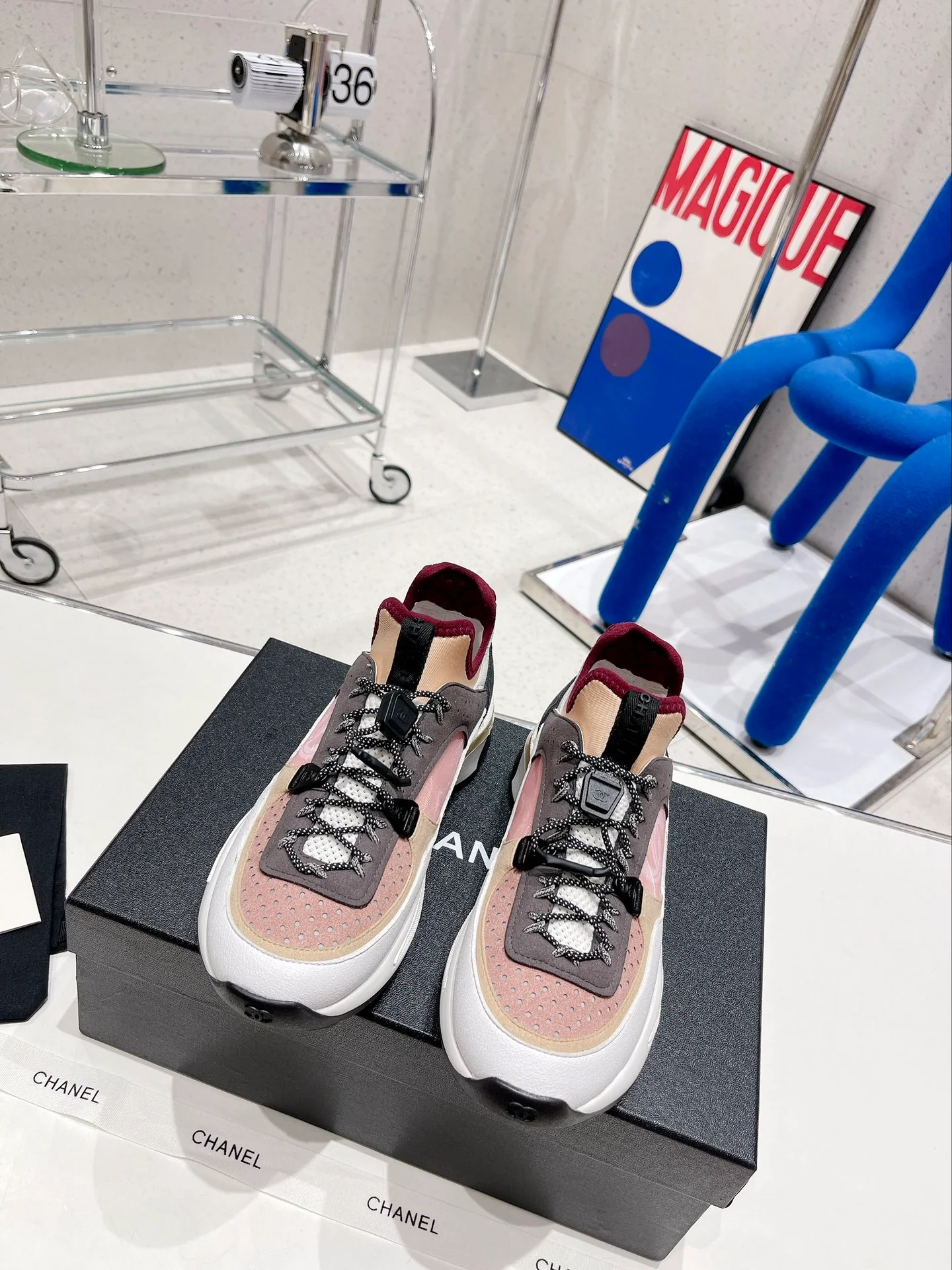 Новые поступления с показа Chanel весна/зима 2022 — повседневные кроссовки в стиле колор-блок — розовато-серый.